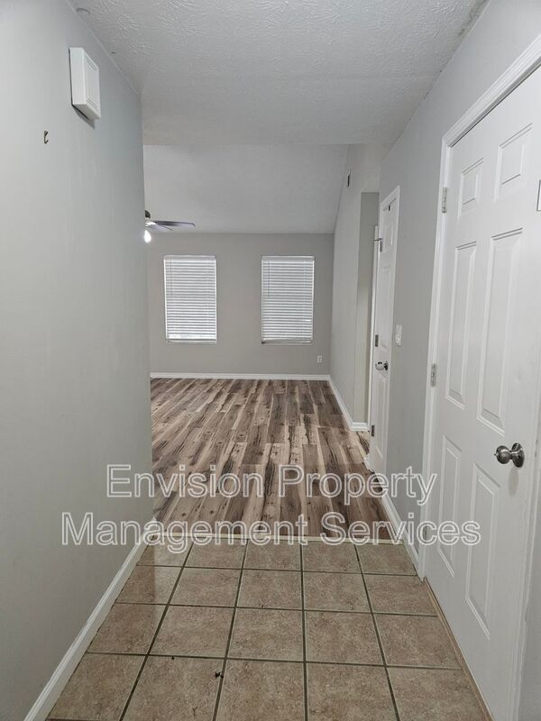 Photo - 479 Lakeshore Dr