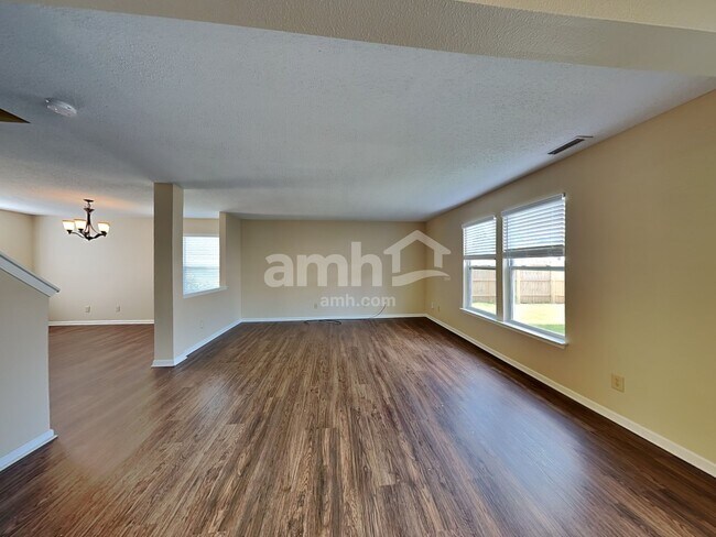 Photo - 870 Streamside Dr