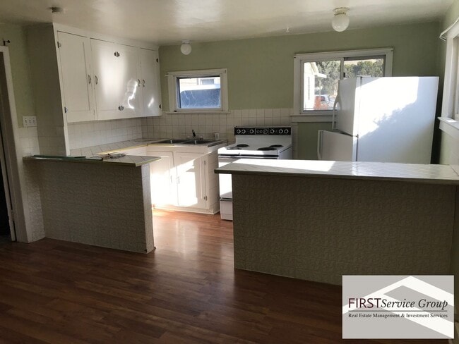 Building Photo - 613-613 1/2 N Locust St Unit 613 N Locust St Rental