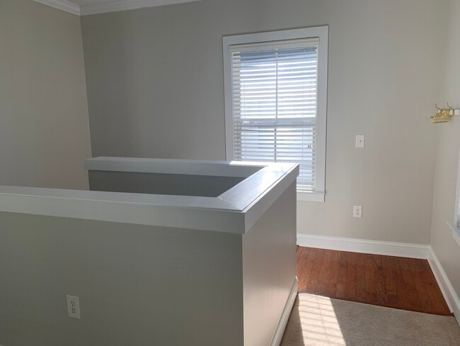 Upstairs entryway - 11 Oakhurst Ave Unidad B Rental