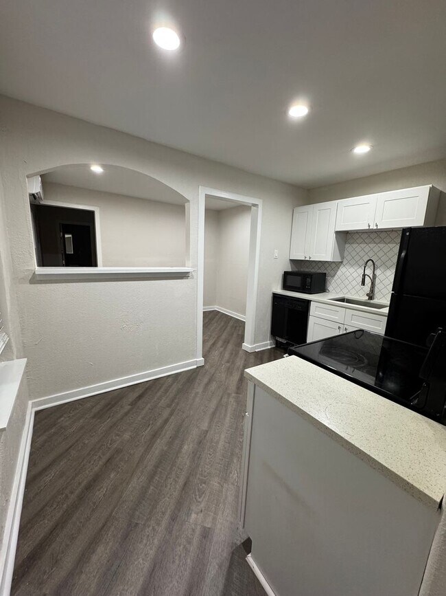 Photo - Beautiful Mount Auburn Gem Unidad Apt 3