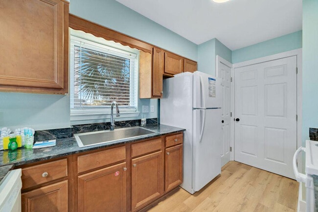 Building Photo - 409 E Beach Blvd Rental