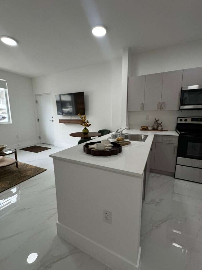 Photo - 943 W 67th St Apartamentos Unidad A1