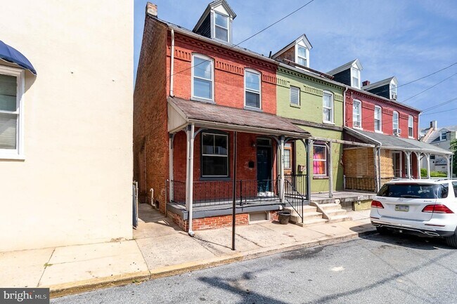 Photo - 549 Spruce St