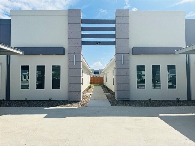 Photo - 2918 W Driftwood St Unidad 3