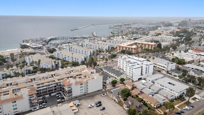 Photo - Beautiful 4-bedroom, 2.5-bath tri-level to... Unidad D Rental