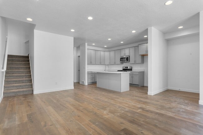 Building Photo - 2 WEEKS FREE- 3 Bed 2.5 Bath South Jordan Townhome Available Mid August!