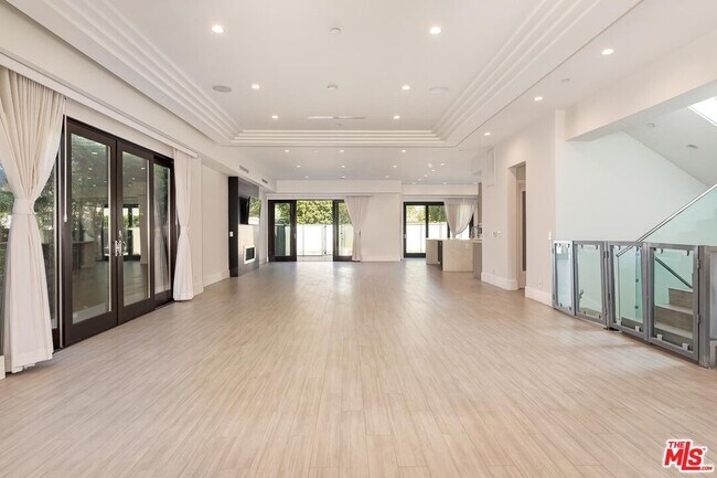 Building Photo - 312 S Palm Dr