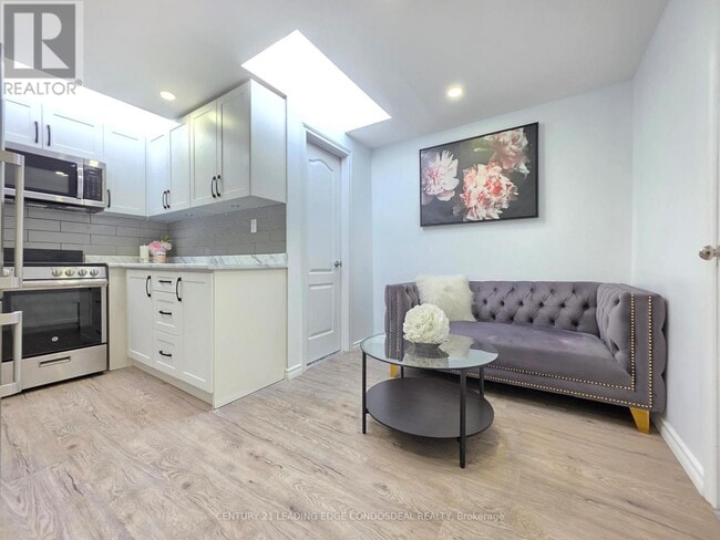 Photo - 658 Dundas St W