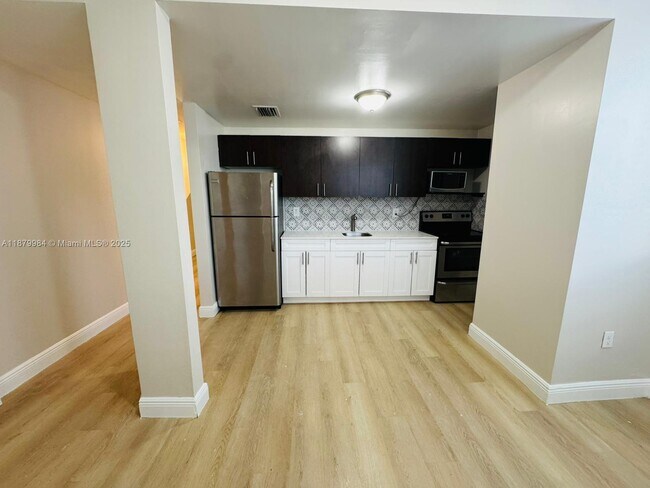 Building Photo - 1469 SW 5th St Unit 7 Rental