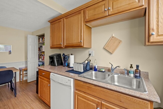 Building Photo - 2015 Jane St Unit 2017 Jane Street Rental