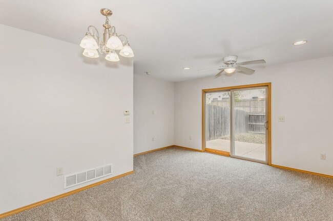 Photo - Spacious 3 bedroom 1 1/2 bath townhouse in...