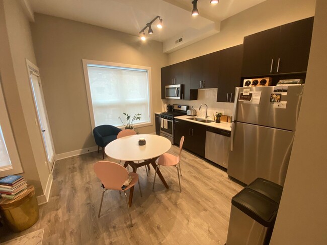 Photo - 933 W Belle Plaine Ave Unit 204