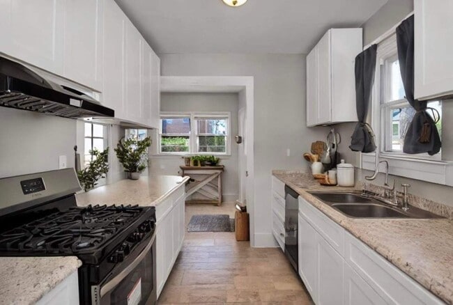 Photo - 2 bedroom 1 bath bungalow in the heart of ...