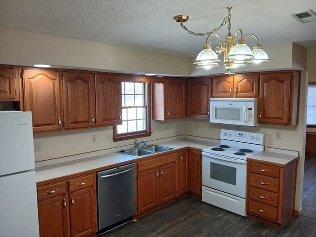 Photo - MOVE IN READY!!! 3 Bedroom, 2 Bath, 2 car Garage House For Rent