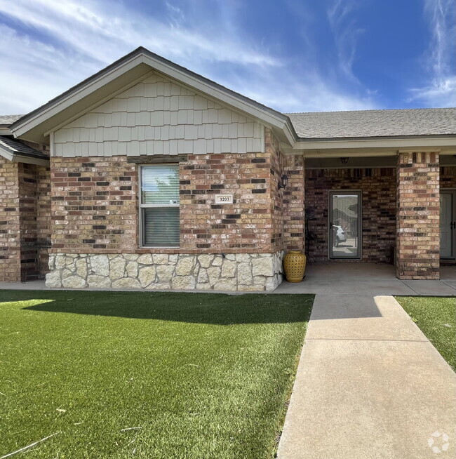 Building Photo - Cute 3/2/2 townhome in the Lubbock-Cooper ...