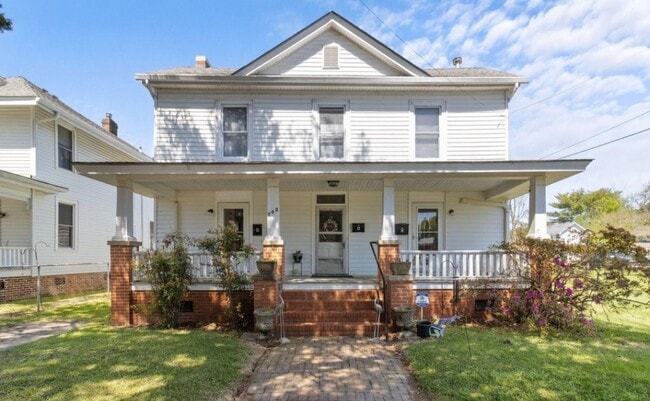Building Photo - 703 1st St Unit C