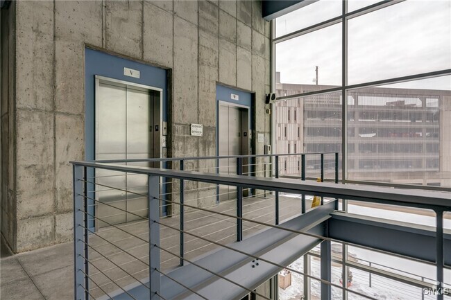 Building Photo - 211 W Jefferson St Rental