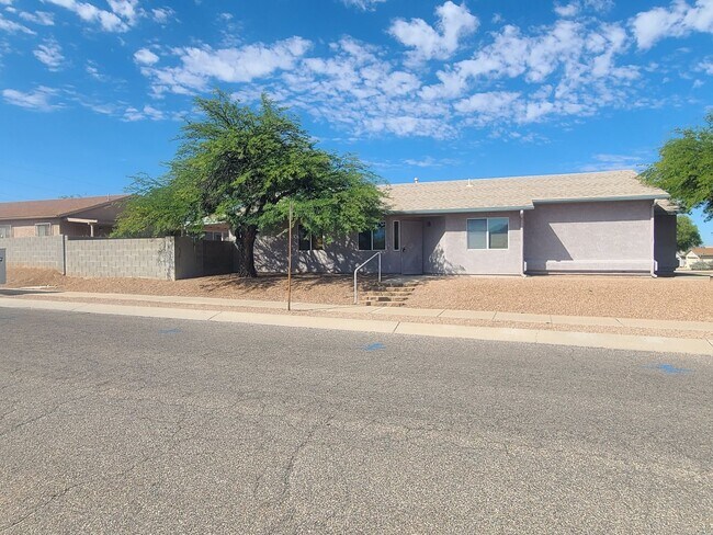 Photo - Beautiful 3 bedroom with a den - 2 bathroom