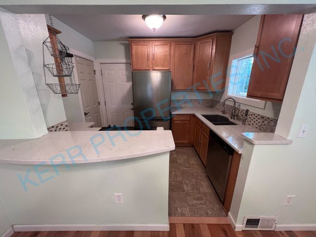 Photo - Charming 2-Bedroom Home with Spacious 1606 Sq Ft Living Space in Portland's SE Knapp St!