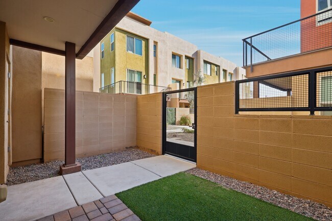 Photo - 820 N 8th Ave