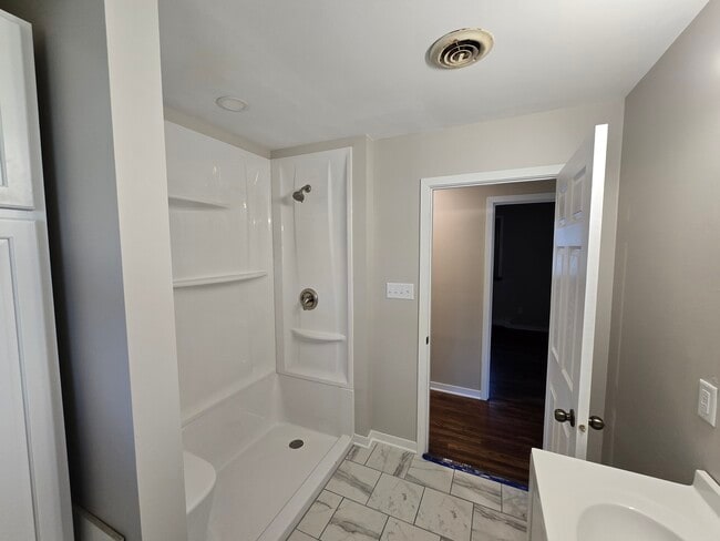 Baño de la planta superior - 625 13th St