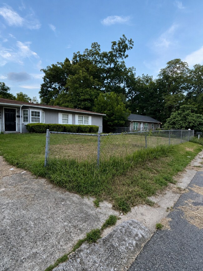 2435 Thrasher Ave