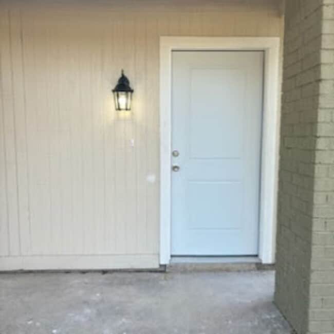 Building Photo - Beautiful newly remodeled 2/1 apartment!