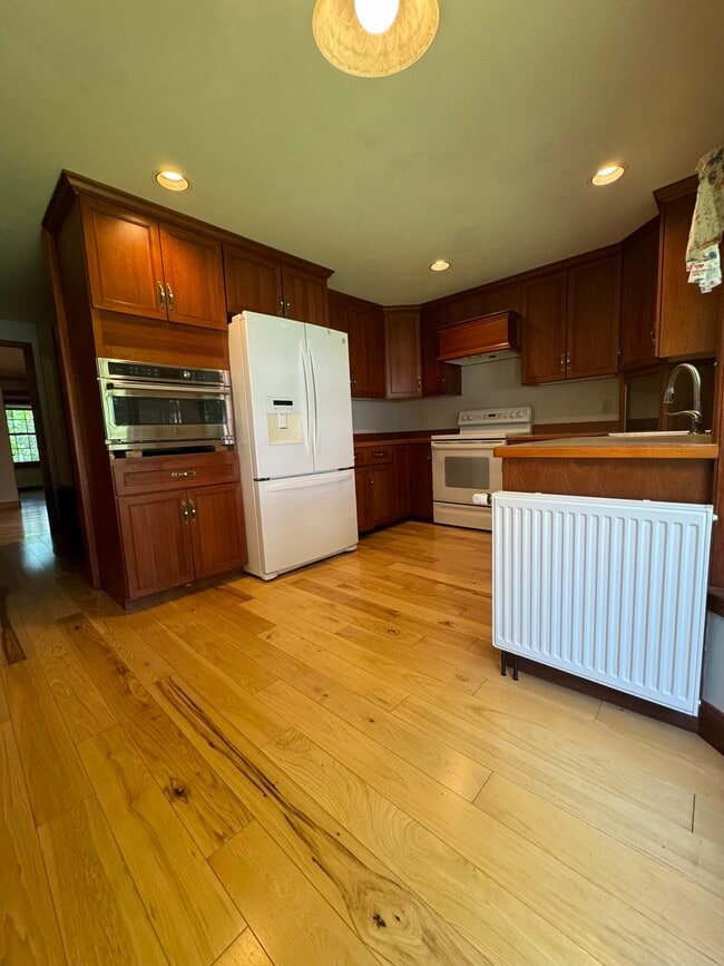 4 Lawrence Plain Rd