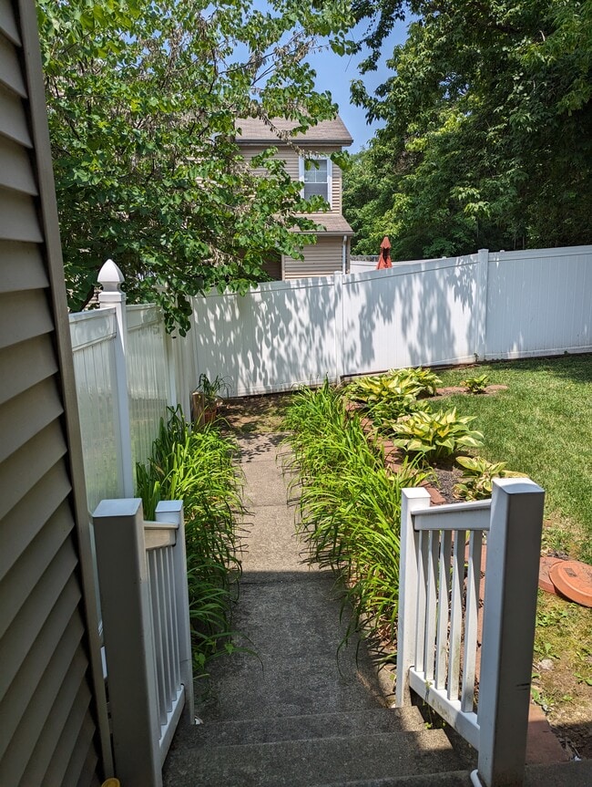 Patio trasero 1 - 631 N 44th St