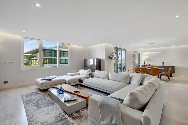 Building Photo - 2301 Collins Ave Unit 634/635 Rental