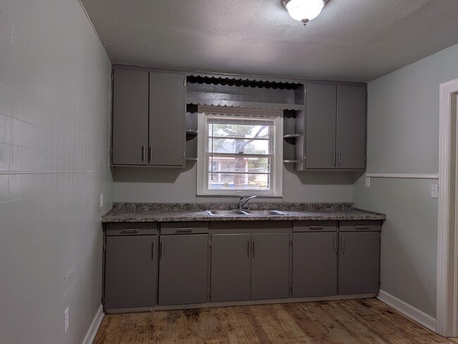 Photo - 331 G St NE