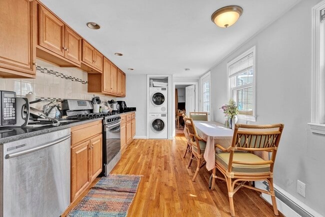 Building Photo - 442 W Fourth St Unit 2