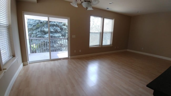 Photo - 550 SW State St