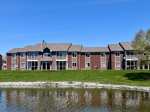 Edificio exterior y lago
