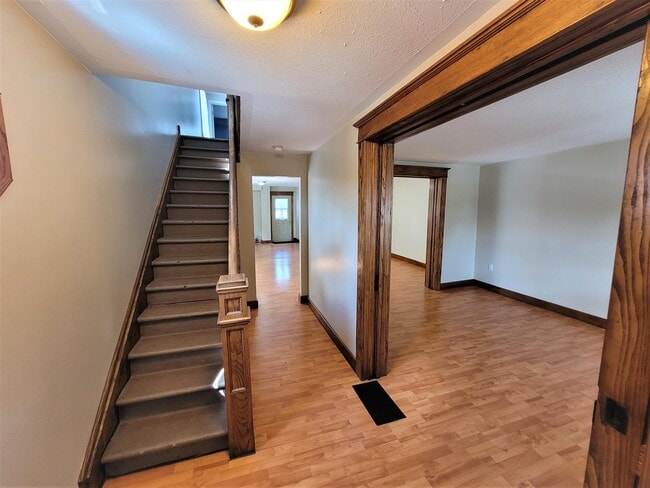 Building Photo - 206 Main St E Unit 1