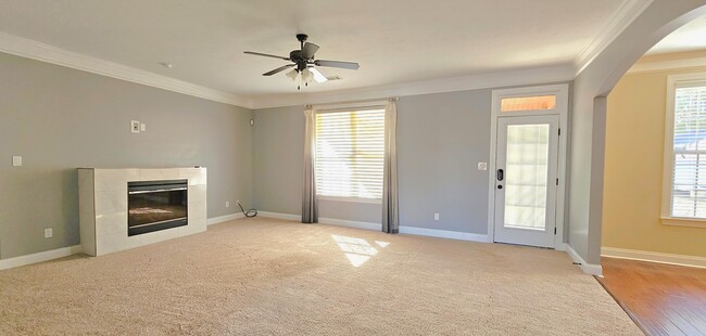 Photo - 408 Fernhurst Ln
