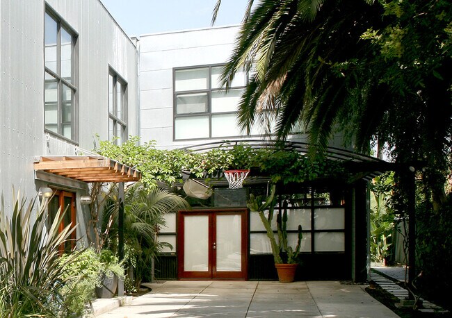 La unidad de 2 pisos. - 12915 Greene Ave