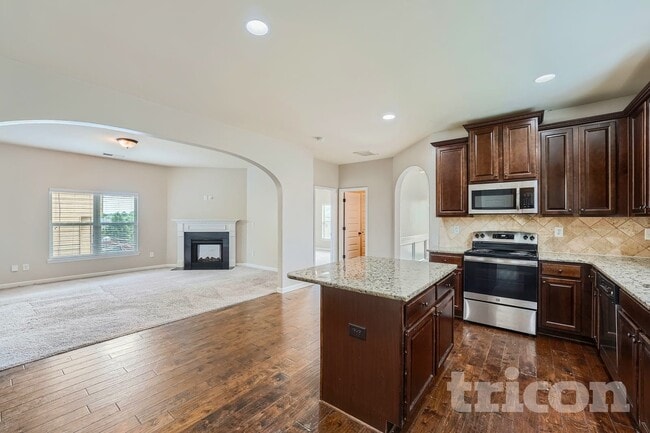 Photo - 744 Effendi Pl