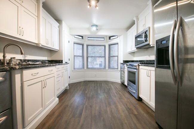 Building Photo - 2 Bedroom, 2.5 Bath Walking Distance From the Riverside Trails and Downtown!