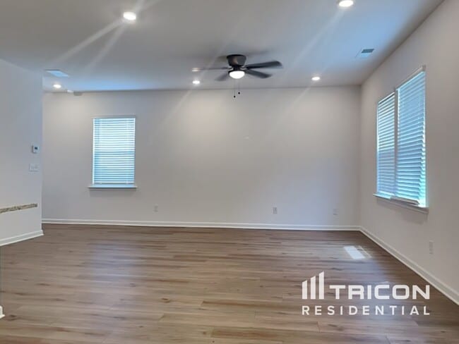 Photo - 2464 Lennox Rd SE