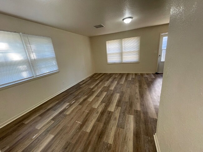 Photo - 1907 N Jeanette Ave