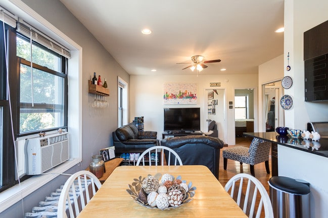 Dining Room - Wilson Court - 1901 W Wilson Ave