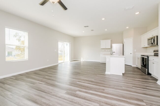 Photo - 2004 Harris Hawk Ave