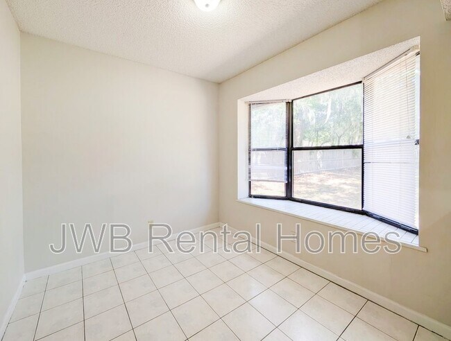 Photo - 6073 Cranberry Ln E