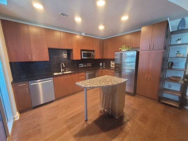 Photo - 923 Peachtree St NE