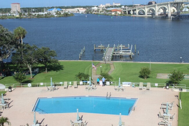 Riverfront 6th Floor Condo Overlooking The... - Riverfront 6th Floor Condo Overlooking The...