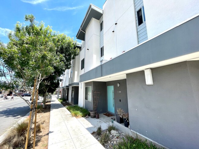 Modern 3 story 3B/3.5BA Ocean Beach Home w... - Modern 3 story 3B/3.5BA Ocean Beach Home w...