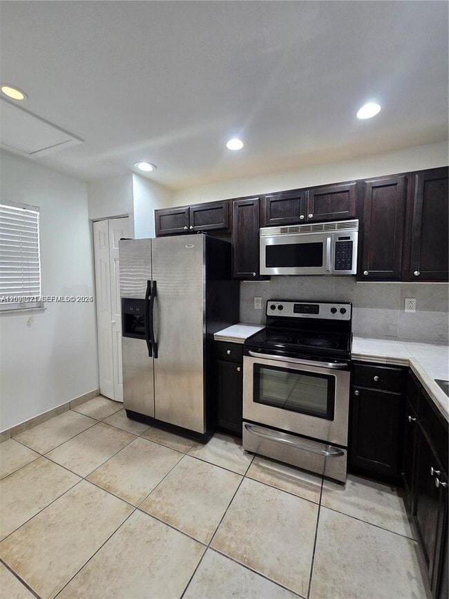 Building Photo - 911 NE 209th Terrace Unit 204-27