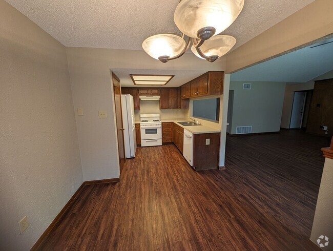 Building Photo - Western Oaks 3-2-2 Rental